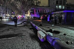 В Одессе BMW столкнулся с двумя автомобилями и снес столбы: есть пострадавшие