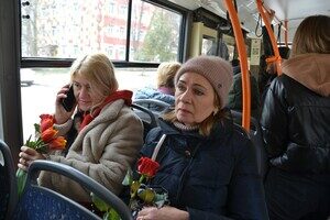 В общественном транспорте одесситкам сегодня дарили цветы
