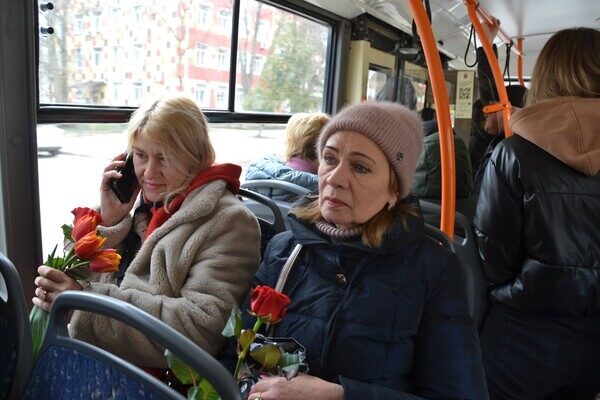 В общественном транспорте одесситкам сегодня дарили цветы