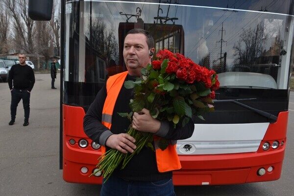 В общественном транспорте одесситкам сегодня дарили цветы
