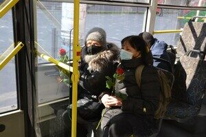 В общественном транспорте одесситкам сегодня дарили цветы