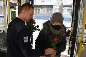 В общественном транспорте одесситкам сегодня дарили цветы