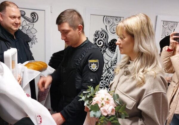 Романтика во время войны: в Одесской области зарегистрировали брак в бомбоубежище