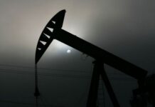 Нефть стремительно дешевеет из-за сокращения спроса
