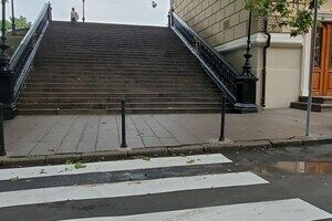 Стало приятно ходить: в переулке Чайковского установили антипарковочные столбики