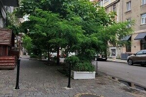 Стало приятно ходить: в переулке Чайковского установили антипарковочные столбики