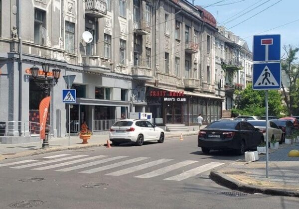 Стало приятно ходить: в переулке Чайковского установили антипарковочные столбики