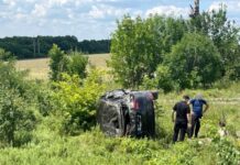 В Одесской области на железнодорожном переезде перевернулся внедорожник: есть пострадавшие