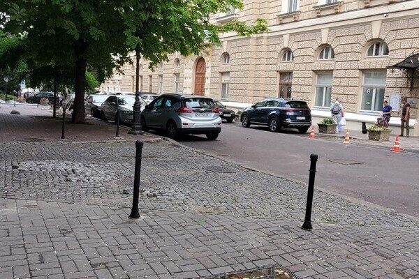 Стало приятно ходить: в переулке Чайковского установили антипарковочные столбики