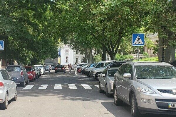 Стало приятно ходить: в переулке Чайковского установили антипарковочные столбики