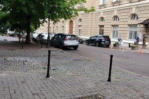 Стало приятно ходить: в переулке Чайковского установили антипарковочные столбики