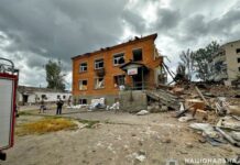 Окупанти скинули авіабомбу на школу в Оріхові під час роздачі гуманітарки: багато жертв (фото, відео)