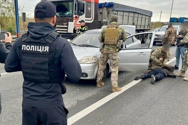 Одессит помогал военнообязанным покинуть Украину на "одноразовом" авто: видео задержания