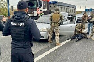 Одессит помогал военнообязанным покинуть Украину на "одноразовом" авто: видео задержания