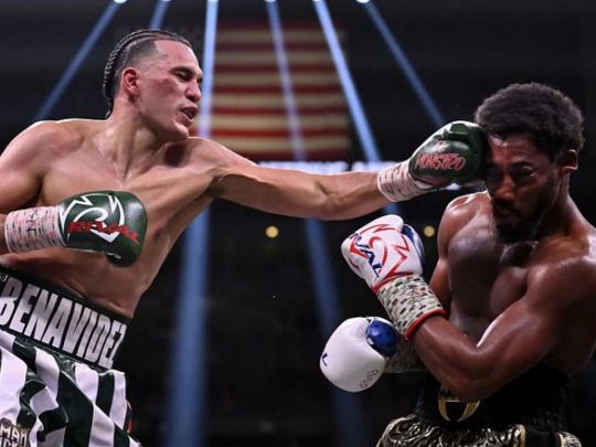 Непереможний Бенавідес побив ексчемпіона двох дивізіонів у бою за титул (відео)