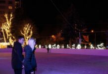 Возле Дворца спорта открыли каток: цены