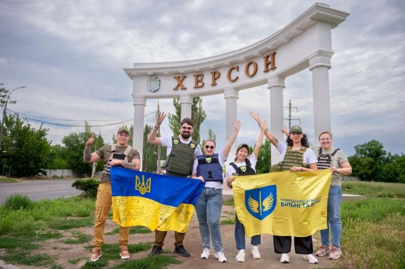 Українські волонтери та благодійники продовжують допомагати мешканцям Херсону