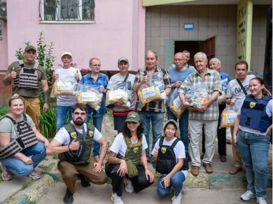 Українські волонтери та благодійники продовжують допомагати мешканцям Херсону