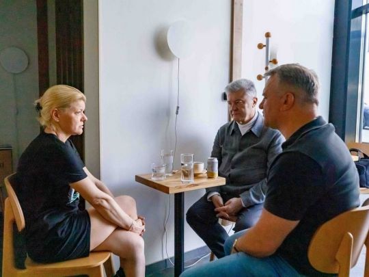 «Це недоречно!»: Порошенко на зустрічі із захисниками шокував своїм вбранням