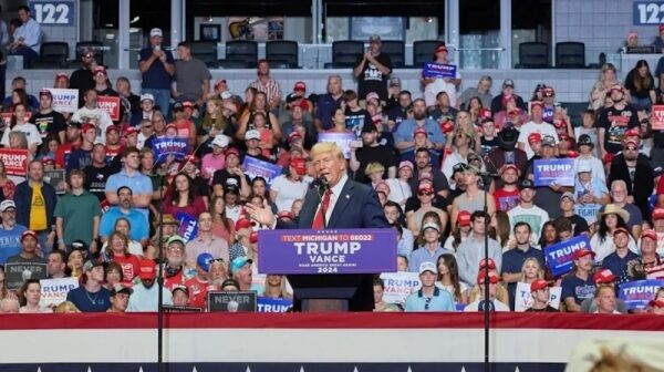 Трамп с поцарапанным ухом: &laquo;я принял пулю за демократию!&raquo;