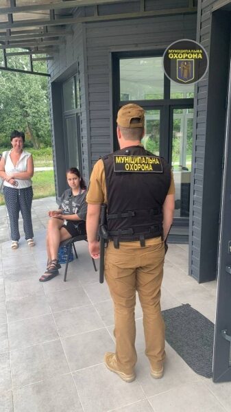 У Києві муніципальна варта і медики «швидкої» рятували дівчинку після нападу зграї ос