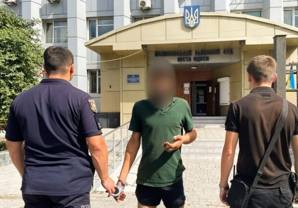 Угрожал вымышленными пистолетом и гранатой: в Одессе иностранец напал на таксиста