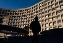 Судья приостановил увольнения федеральных служащих администрацией Трампа