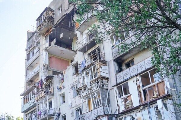 Ночной дроновый удар по многоэтажке: под завалами обнаружили погибшего (обновлено)