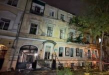 В Одессе восстанавливают после обстрела дом на улице Пастера