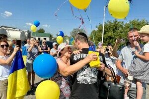 Впервые обнял маленького сына: в Одесскую область вернулся последний из пленных защитников Змеиного
