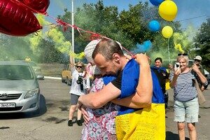 Впервые обнял маленького сына: в Одесскую область вернулся последний из пленных защитников Змеиного