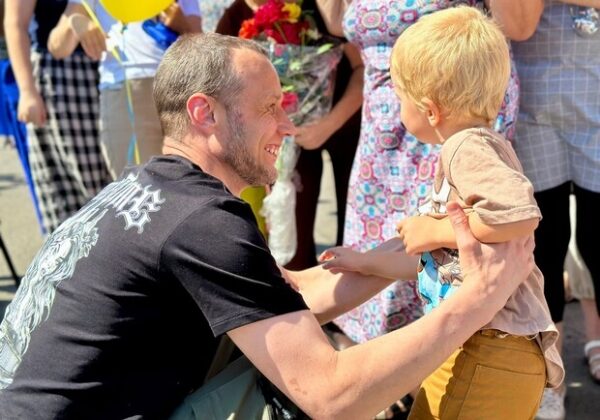 Впервые обнял маленького сына: в Одесскую область вернулся последний из пленных защитников Змеиного