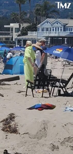 Меган Маркл прийшла в дуже коротких шортах: папараці підловили Сассекських на пляжі в Каліфорнії (фото)