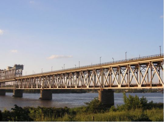 Ворог вдарив по мосту через Дніпро у Кременчуці: в «Укрзалізниці» зробили заяву щодо руху потягів