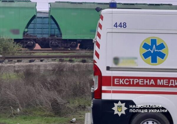 Залез на крышу поезда: в Одесской области на железной дороге травмировался мужчина