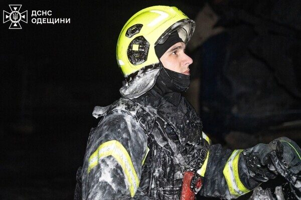В квартирах заблокировало людей, есть пострадавшие: последствия ночной атаки БпЛА на Одессу (обновлено)