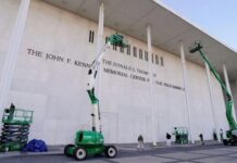 Демократы оспаривают переименование Центра Кеннеди в честь Трампа