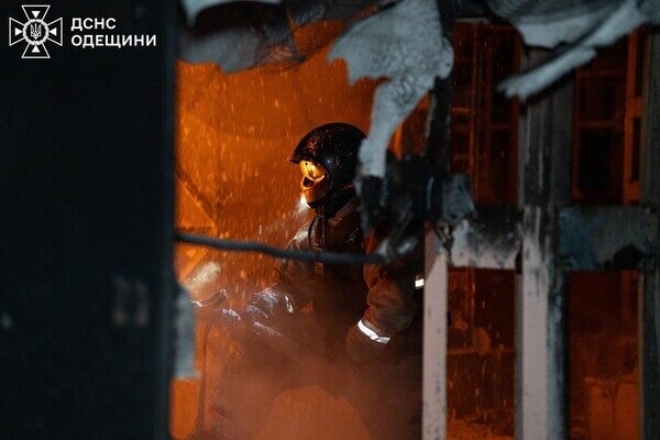 В квартирах заблокировало людей, есть пострадавшие: последствия ночной атаки БпЛА на Одессу (обновлено)