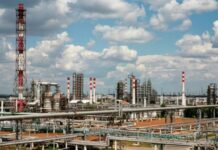 В росії вибухи через атаку дронів: горить нафтобаза, влада може евакуювати людей