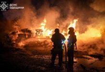 Из-под завалов спасли четырех человек: что известно о последствиях ночной атаки дронов на Одессу