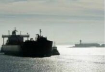 Франція взяла на абордаж російський нафтовий танкер: деталі (відео)